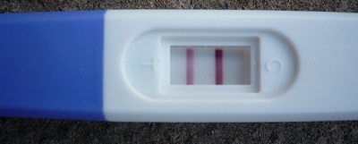 két csíkos terhességi teszt